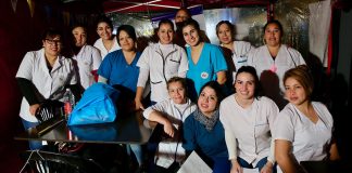 En medio de la pandemia de COVID-19, un nuevo informe de la OMS hace un llamamiento urgente a invertir en el personal de enfermería